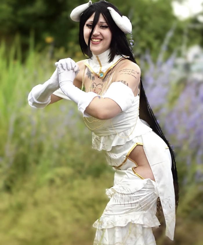 gái xinh cosplay albedo ngoài trời