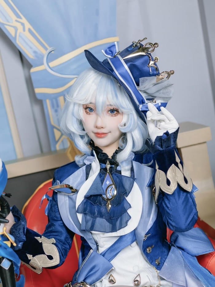 gái xinh cosplay furina dáng ngồi
