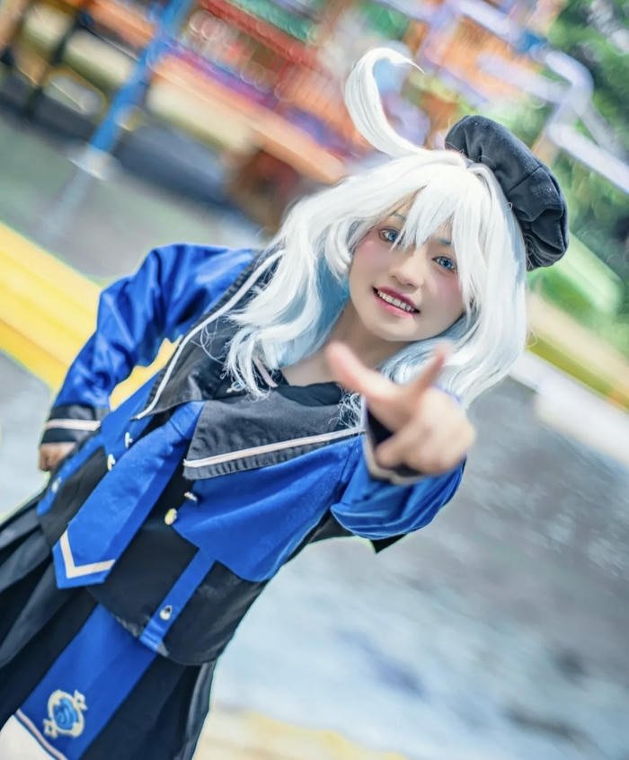 gái xinh cosplay furina phong cách