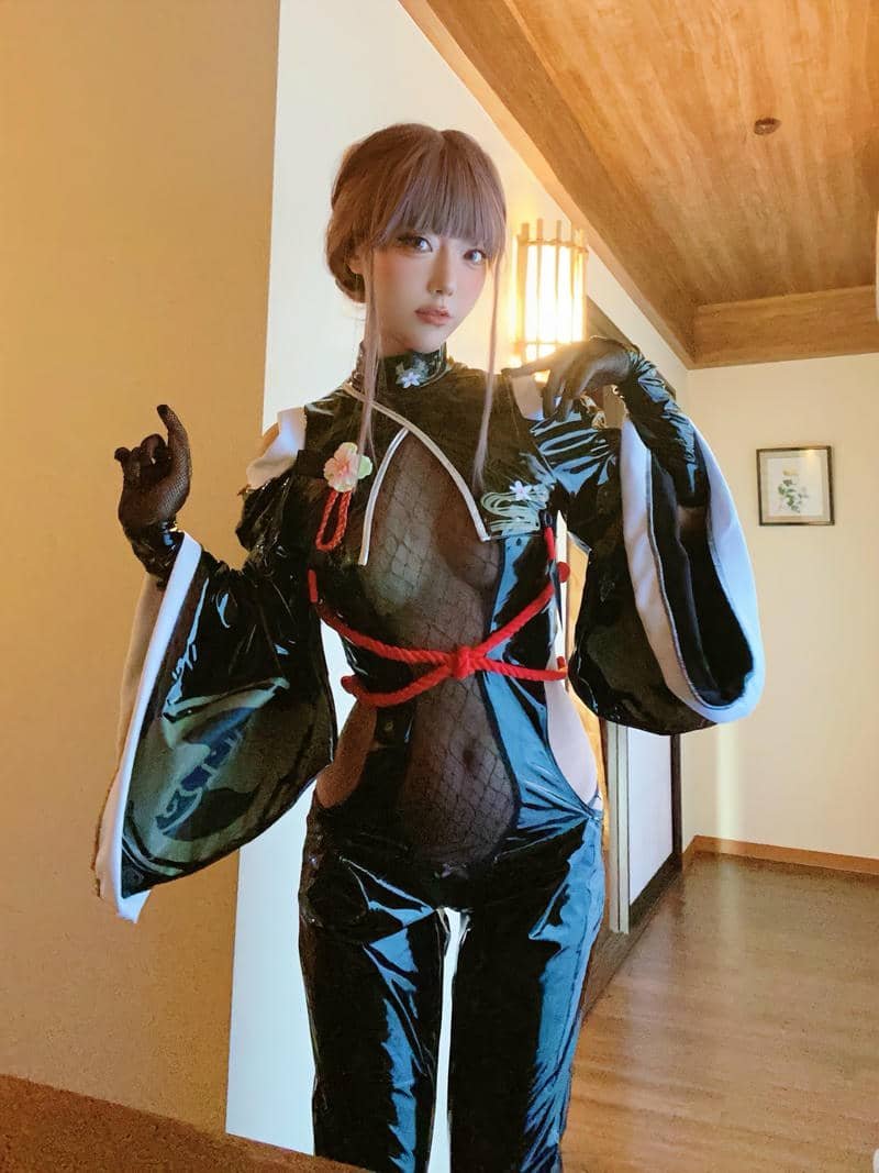 gái xinh cosplay mặc bikini bối cảnh không gian mở