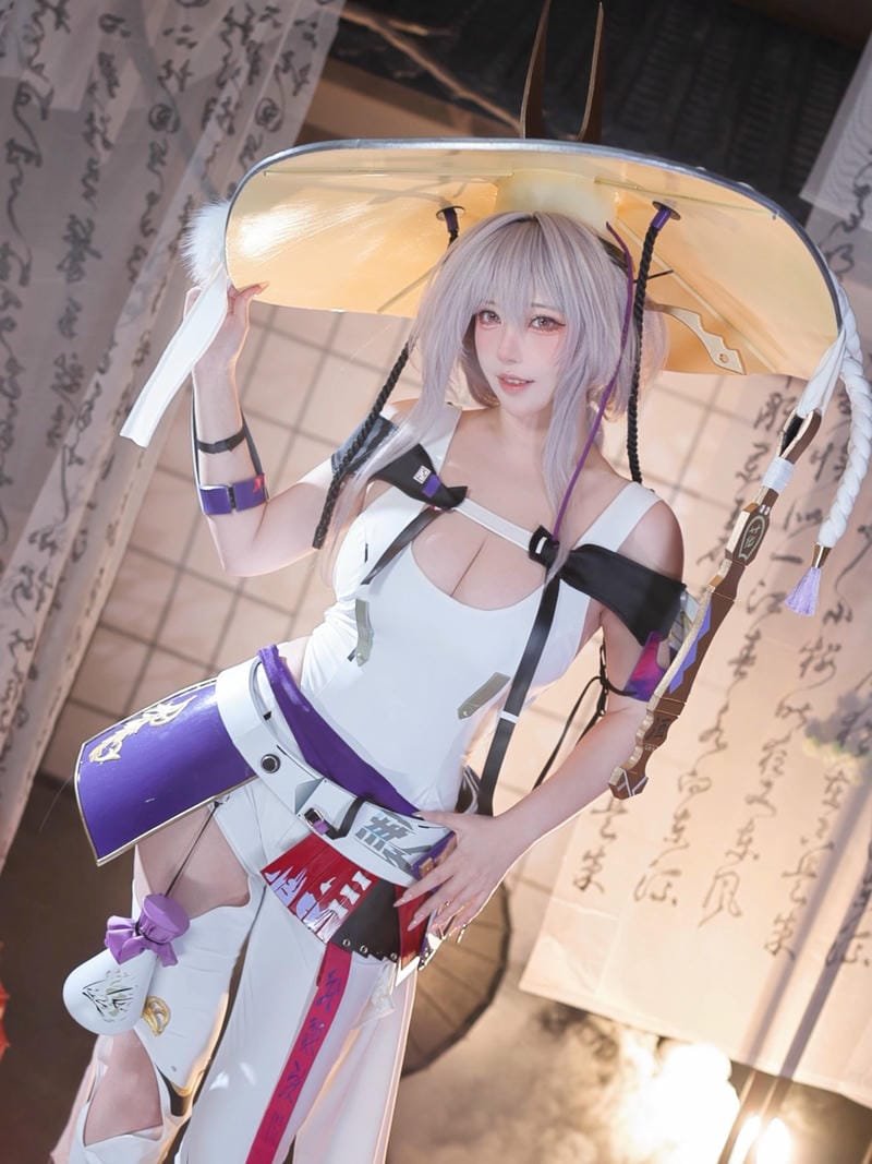 gái xinh cosplay mặc bikini phối màu nổi bật