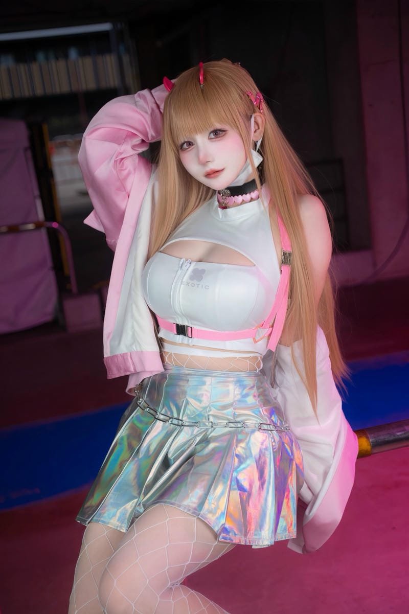 gái xinh cosplay mặc bikini to tròn quyến rũ