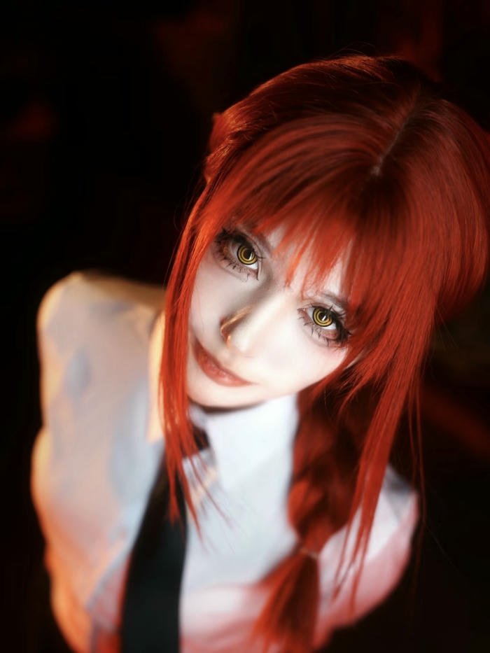 gái xinh cosplay makima sắc sảo