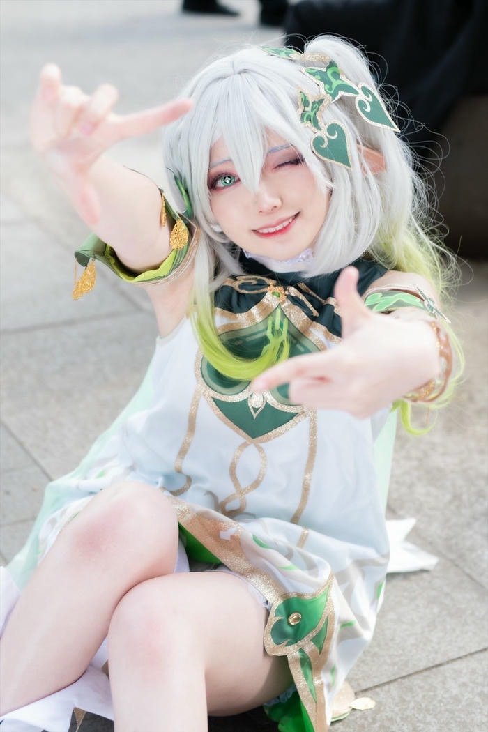 gái xinh cosplay nahida tóc trắng