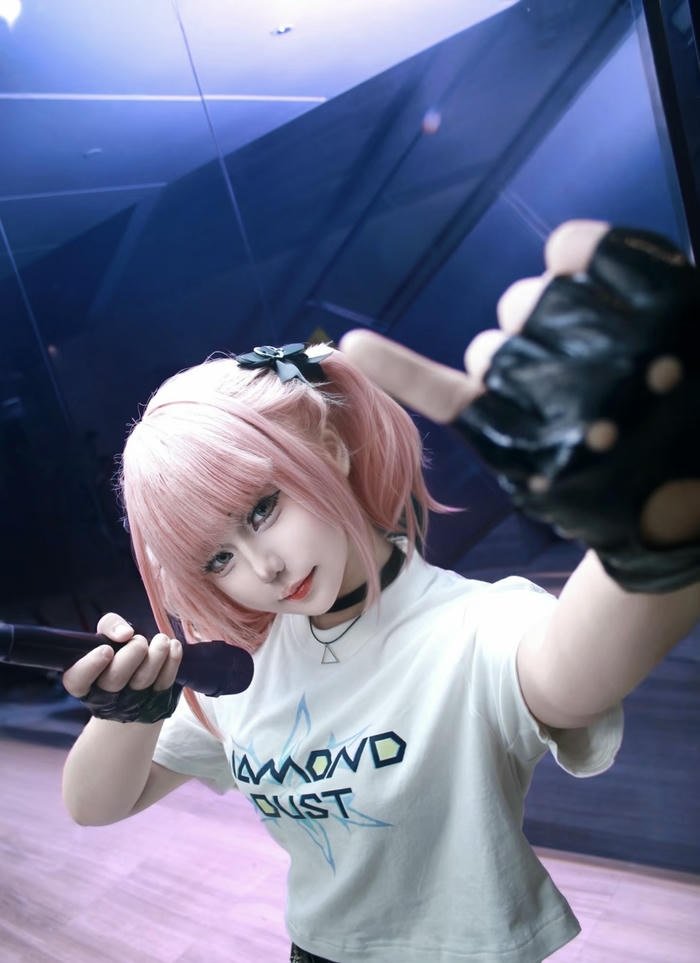 gái xinh hina cosplay mắt long lanh