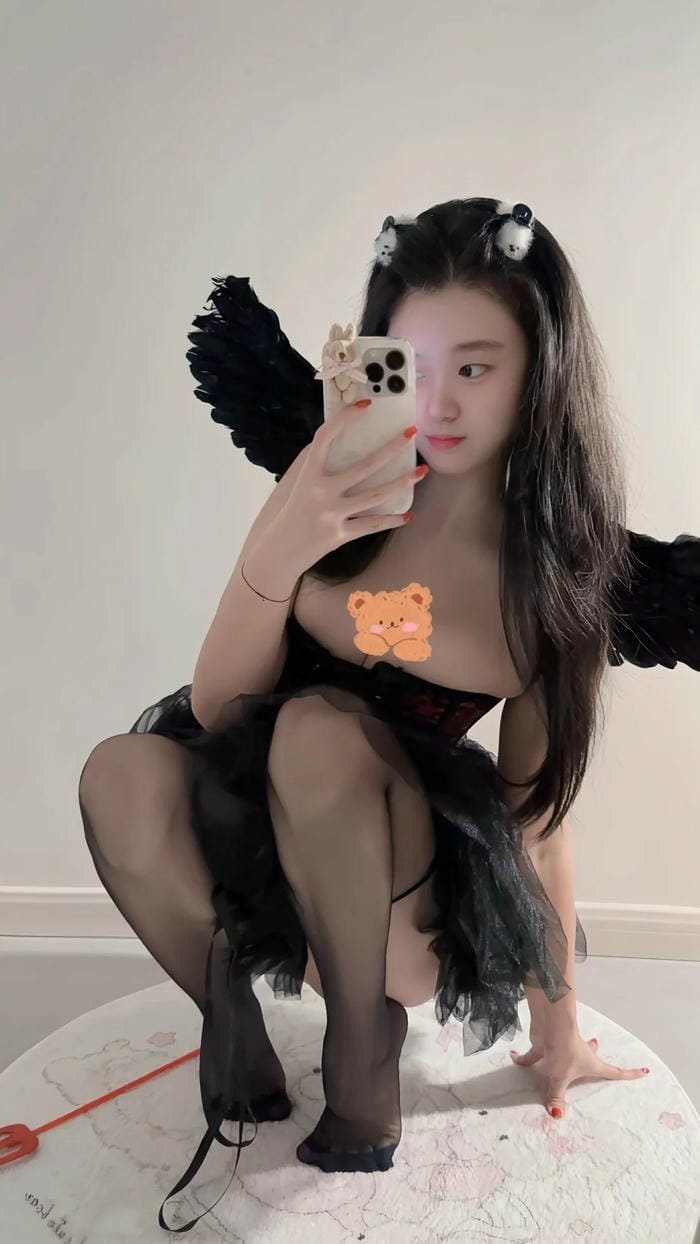 gái xinh mặc quần tất mang phong thái nữ tính