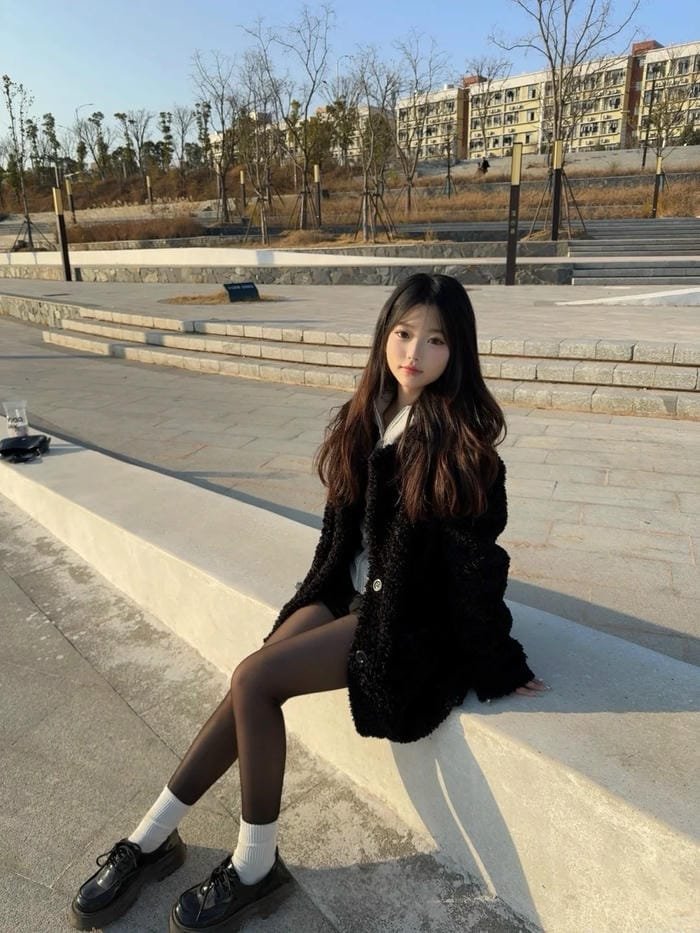 gái xinh mặc quần tất phối cùng váy nhẹ