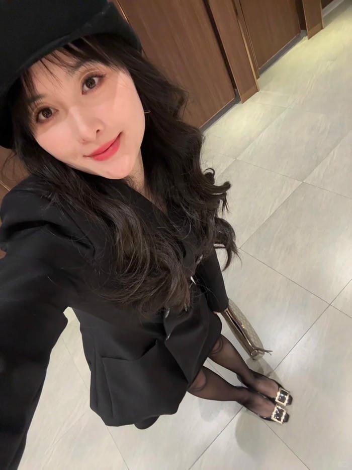 gái xinh mặc quần tất thể hiện sự gọn gàng