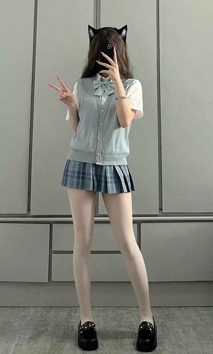 gái xinh mặc quần tất với dáng vẻ tự nhiên