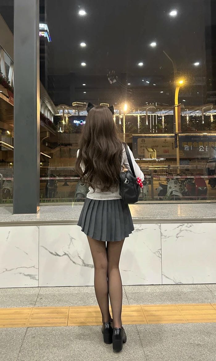 gái xinh mặc quần tất xuất hiện nơi phố xá