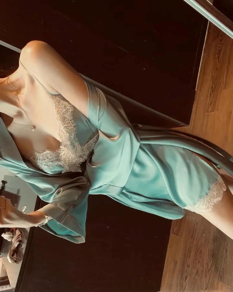 gái xinh pijama chụp ảnh trong phòng