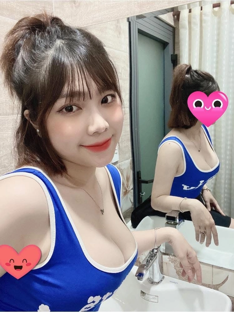 gái xinh tạ thanh nhi bikini tạo dáng trong nhà vệ sinh