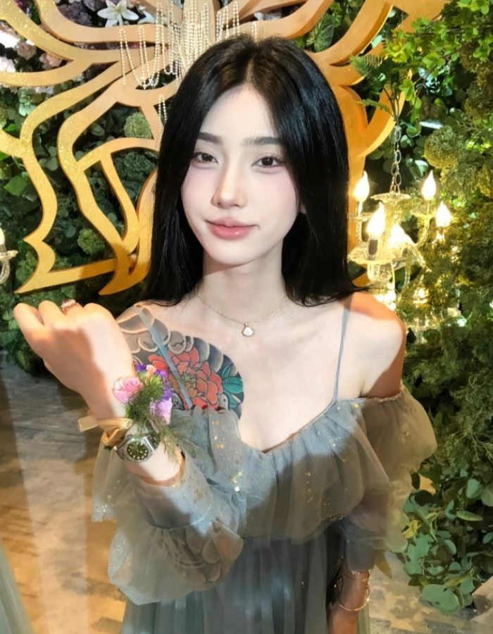 gái xinh xăm mình ánh nhìn sắc nét