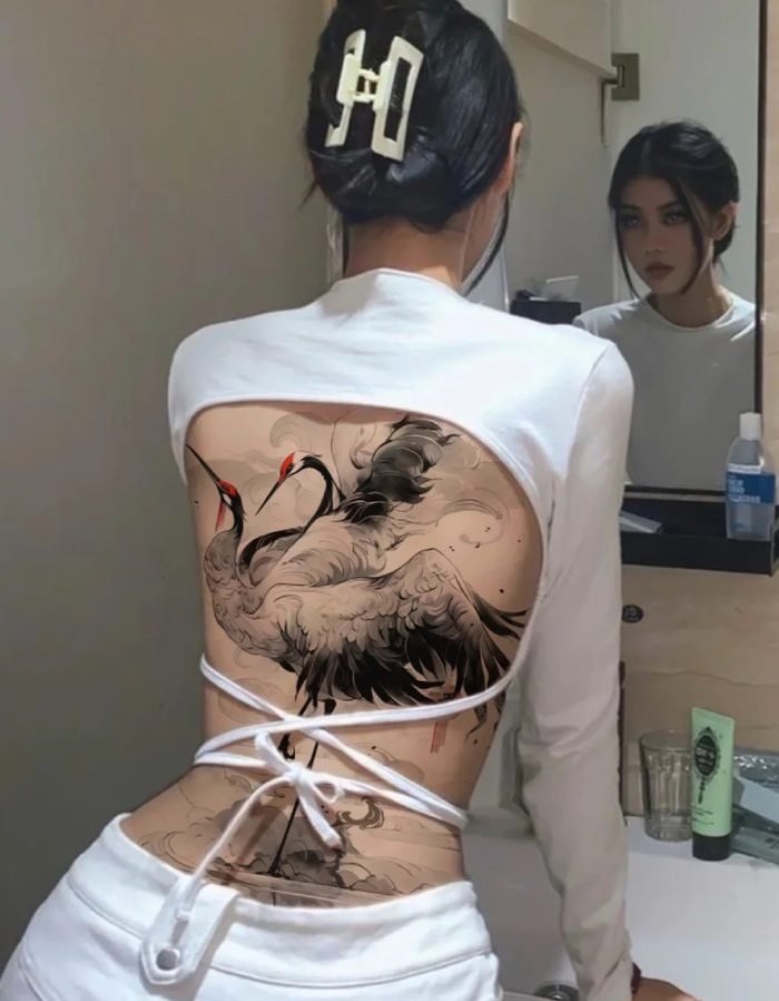 gái xinh xăm mình ánh sáng tôn hình xăm