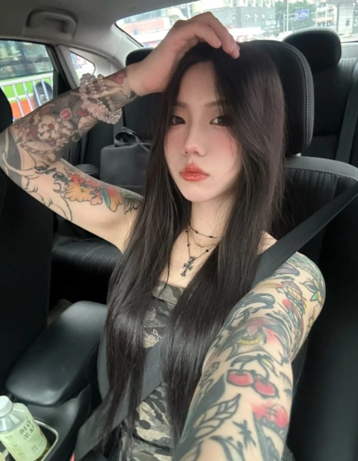 gái xinh xăm mình hình xăm chạy dọc tay
