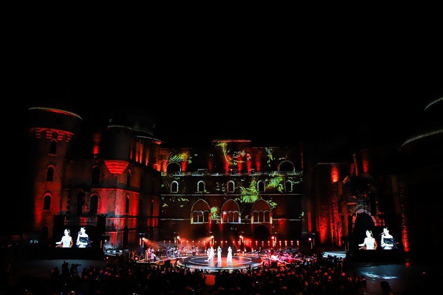 Giao diện đồ họa 3D tương tác trên bảng điều khiển xe