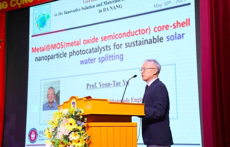 Giáo sư Yeon-Tae Yu trình bày nghiên cứu về vật liệu nano xúc tác