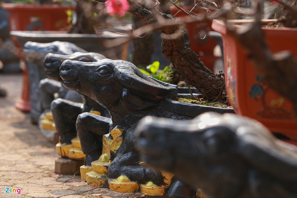Gốc bích đào cổ trồng trong chậu hình trâu ôm tiền vàng tại chợ hoa Tết