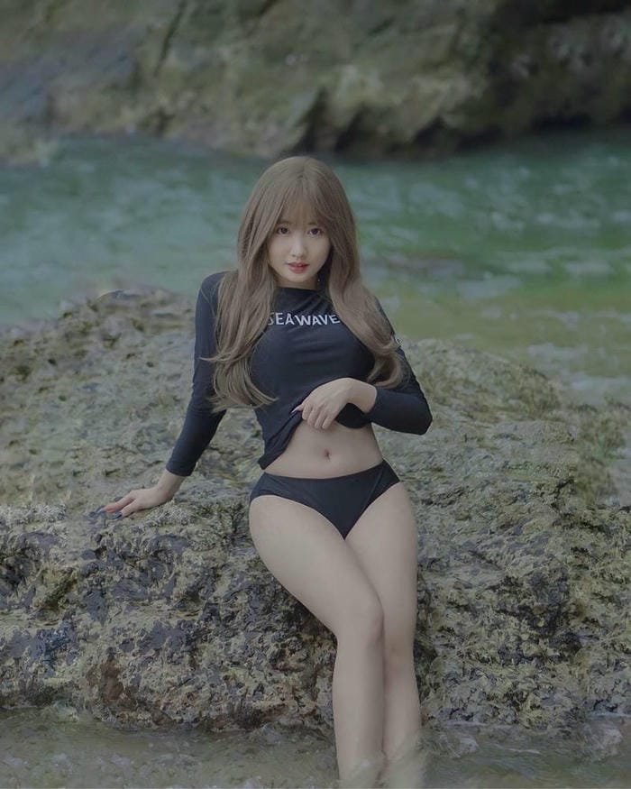 góc chụp đơn giản vũ thị khánh huyền bikini sexy nổi bật