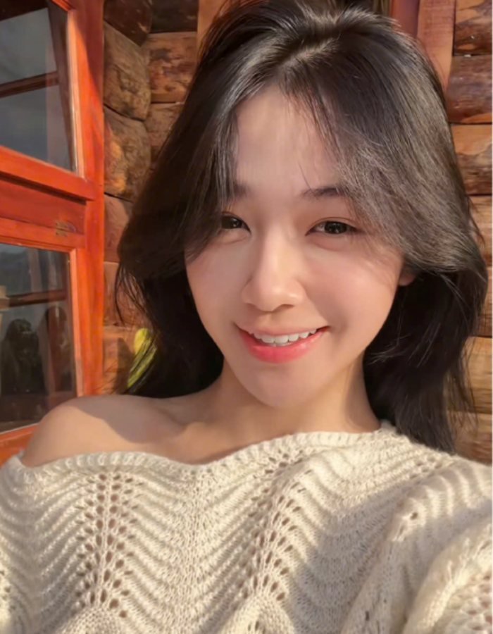 góc chụp nghiêng trong ảnh Trần Hà Linh khá rõ