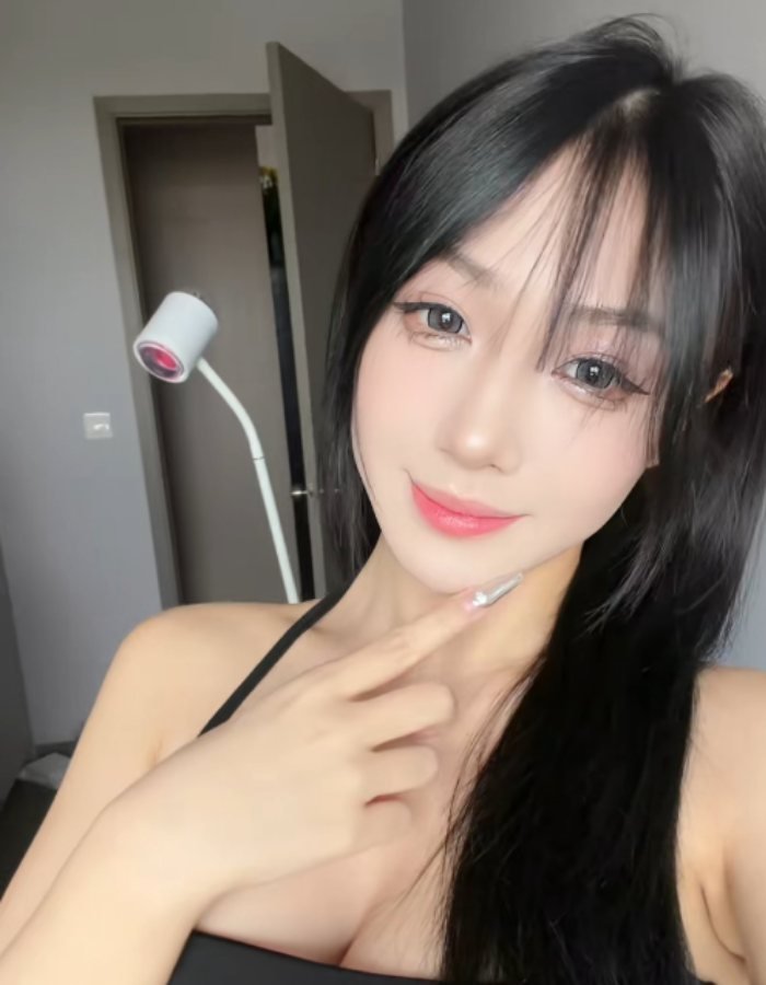 gương mặt ảnh Trần Hà Linh trang phục giản dị