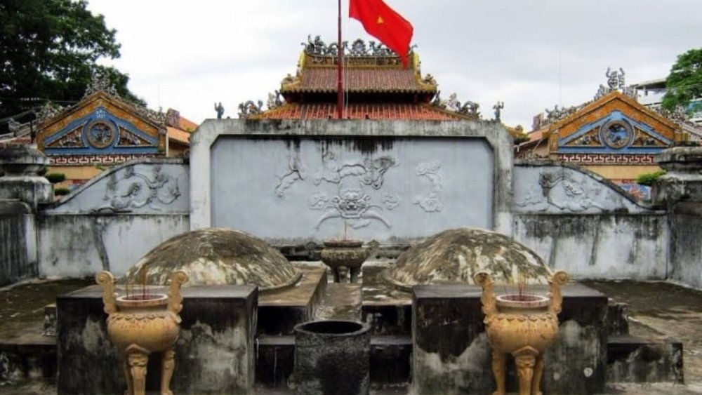 Hai ngôi mộ song song của Tả quân Lê Văn Duyệt và phu nhân tại Lăng Ông Bà Chiểu.