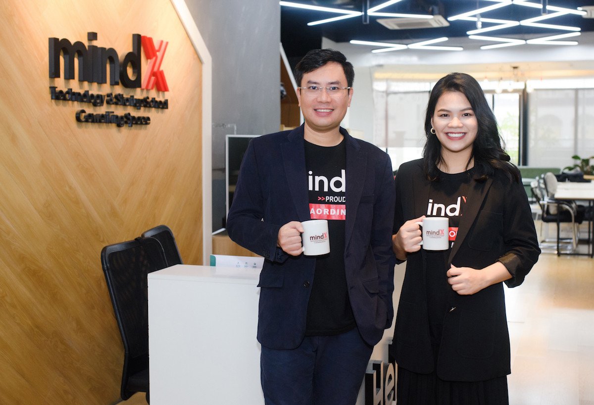 Hai nhà sáng lập MindX Tùng Nguyễn và Hà Nguyễn tại trụ sở, đánh dấu thành công gọi vốn Series A