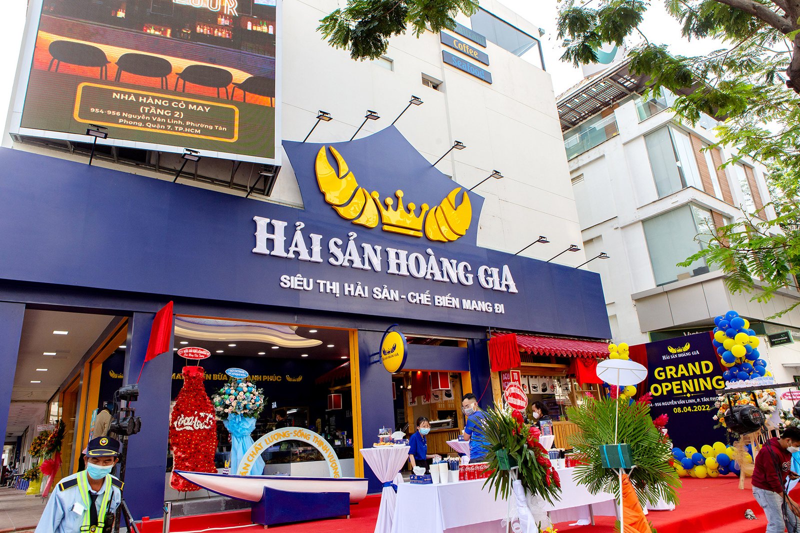 Hải sản tươi ngon tại cửa hàng Hải sản Hoàng Gia