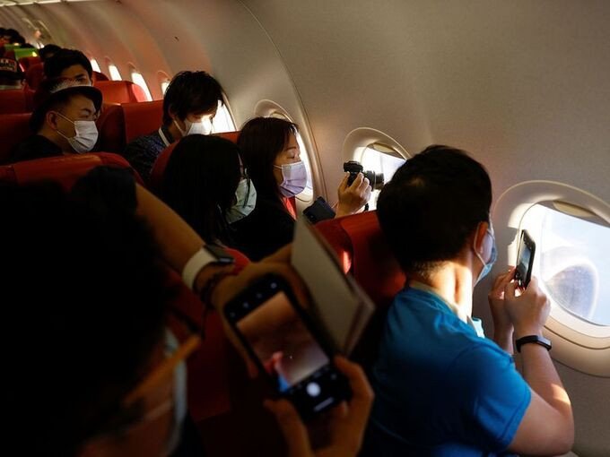 Hành khách trải nghiệm chuyến bay ngắm cảnh trên bầu trời Hong Kong