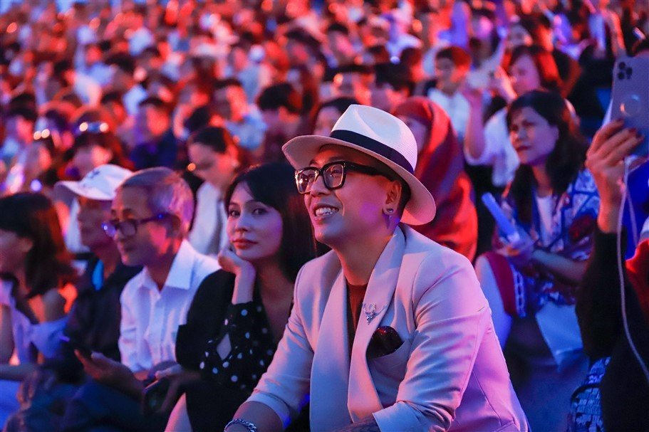 Hệ thống đèn nội thất ô tô tích hợp hiển thị 3D tiên tiến