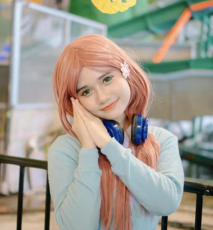 hình Miku Nakano cosplay trong trẻo