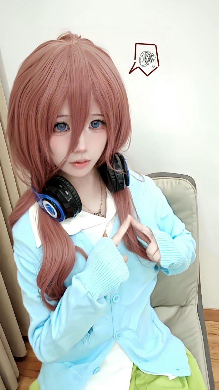 hình Miku Nakano mắt xanh dịu