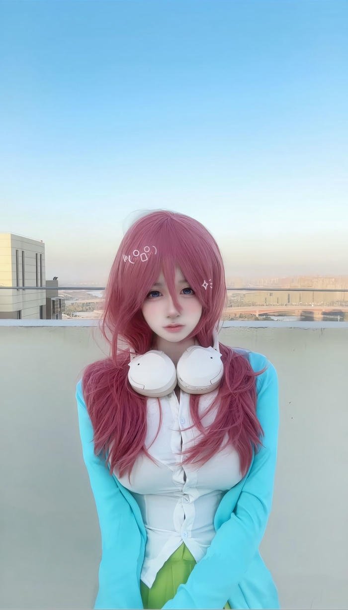 hình Miku Nakano tóc hồng tự nhiên