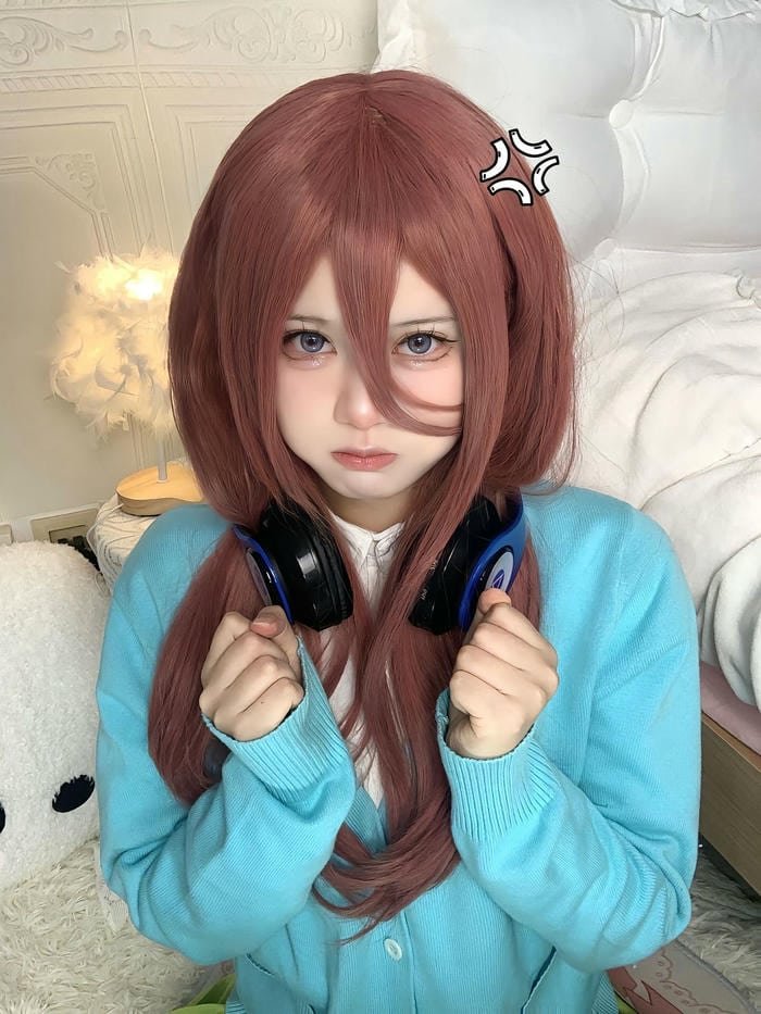 hình Miku Nakano trang phục nữ sinh