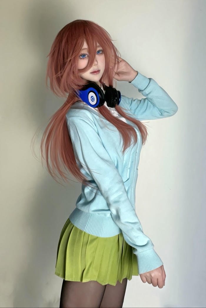hình ảnh Miku Nakano cosplay trầm lắng