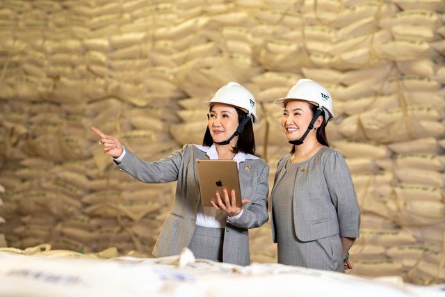 Hình ảnh buổi chuyển giao quyền lực Chủ tịch HĐQT tại TTC AgriS giữa bà Huỳnh Bích Ngọc và bà Đặng Huỳnh Ức My