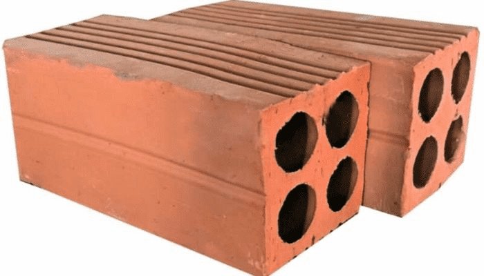 Hình ảnh các cục gạch xây nhà 4 lỗ xếp chồng lên nhau, minh họa cho định nghĩa về gạch ống.