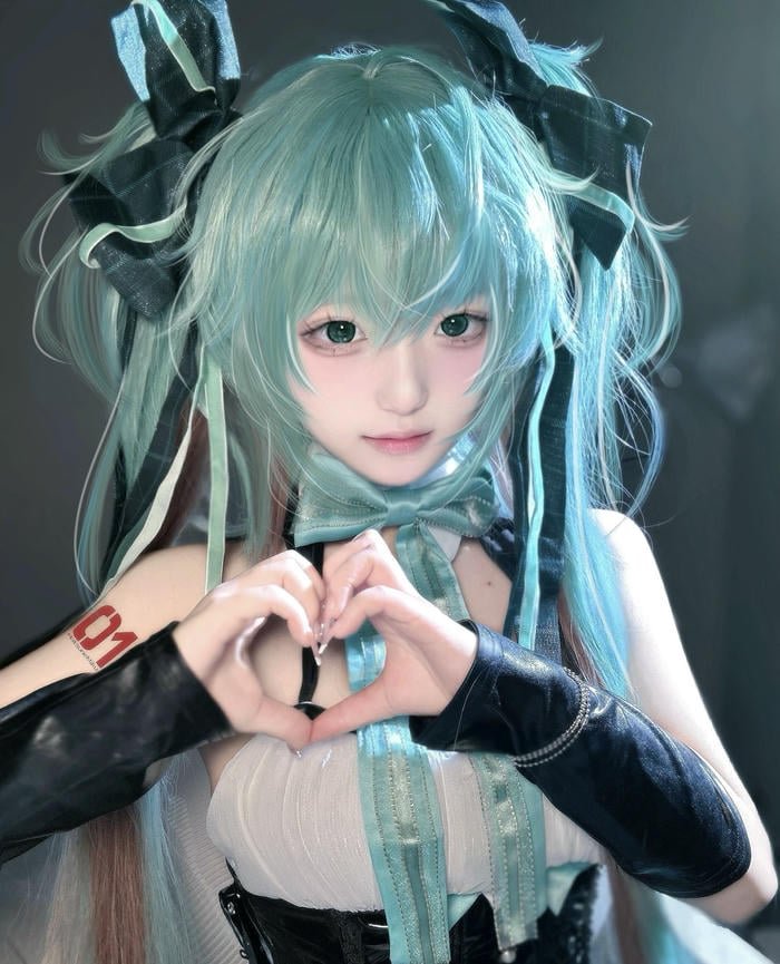 hình ảnh coslay miku đường viền bạc