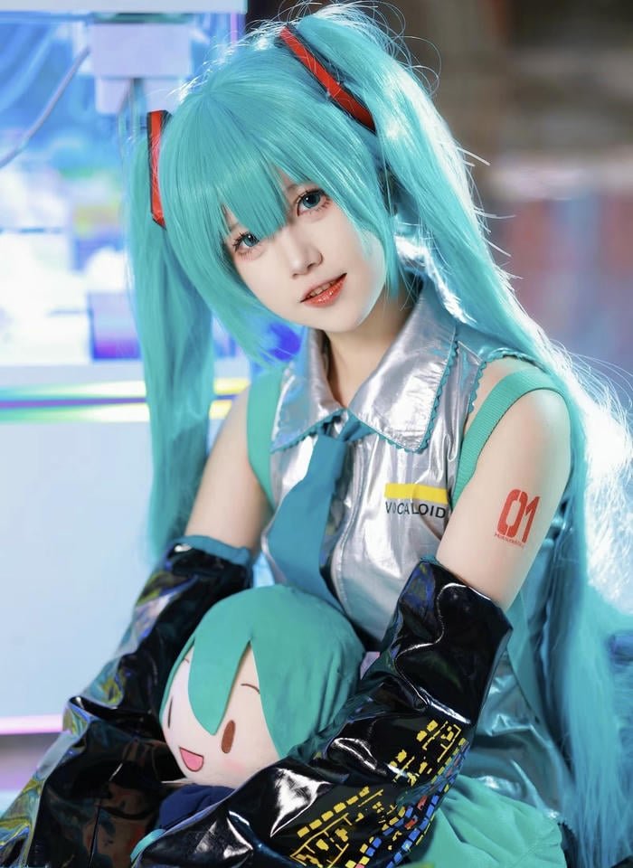 hình ảnh coslay miku váy xanh đen