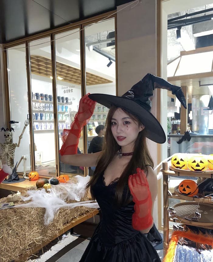 hình ảnh coslay phù thủy cột sáng