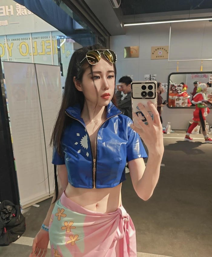 hình ảnh coslay robin chân váy dài