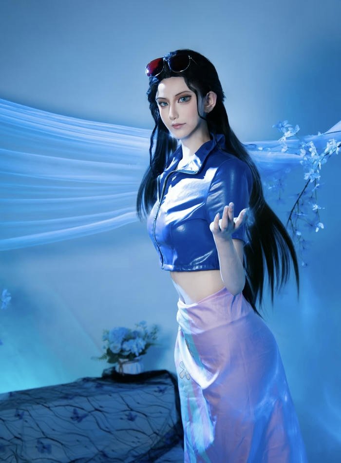 hình ảnh coslay robin dáng người cao