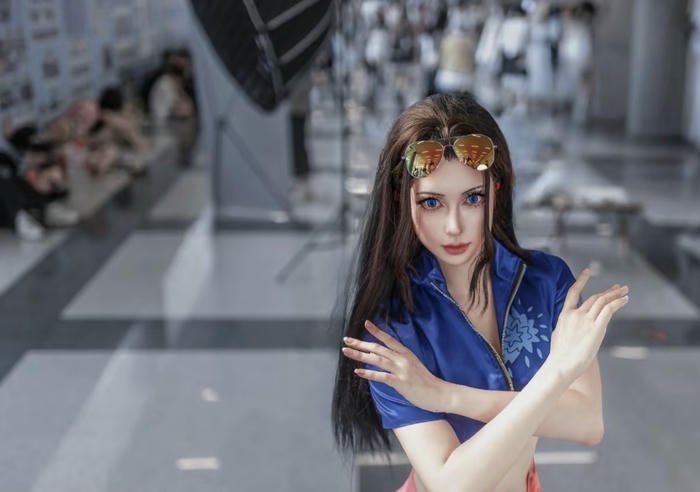 hình ảnh coslay robin trang phục tím sẫm