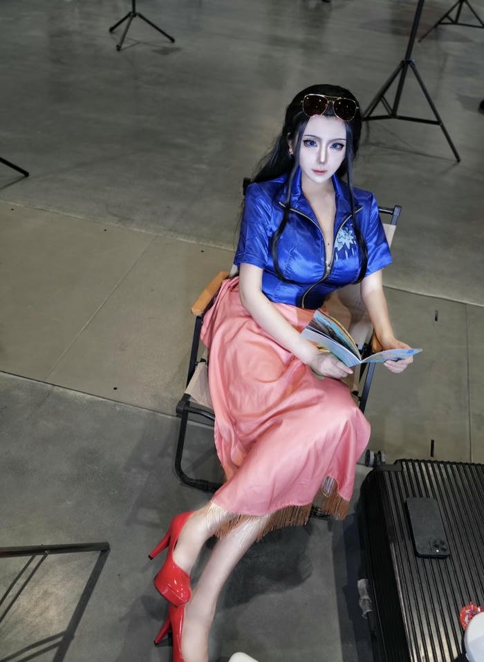 hình ảnh coslay robin váy hồng nhạt