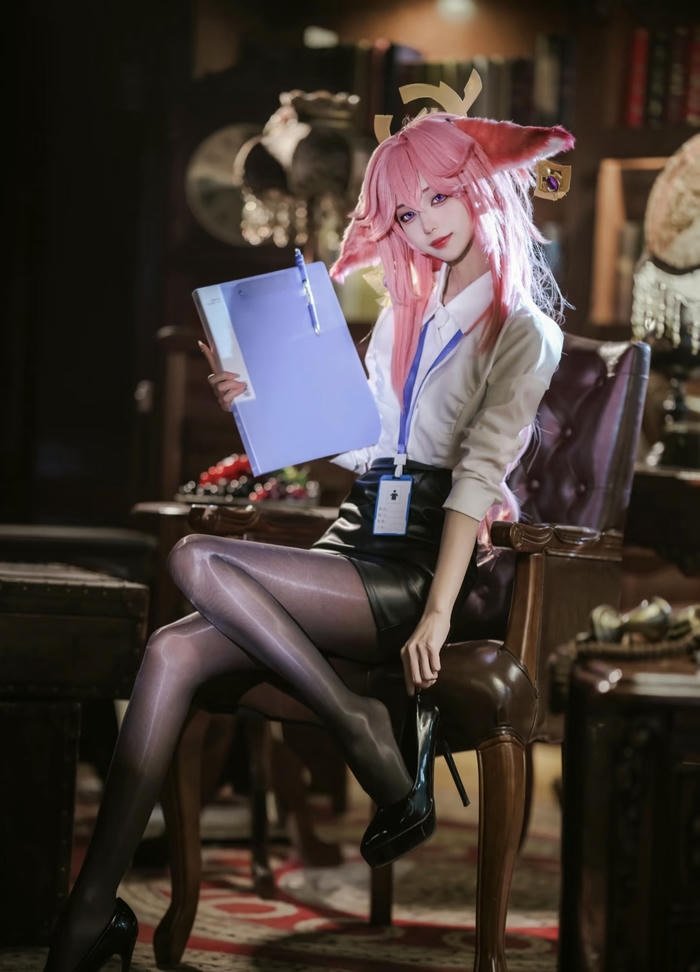 hình ảnh coslay thư ký bút ghi
