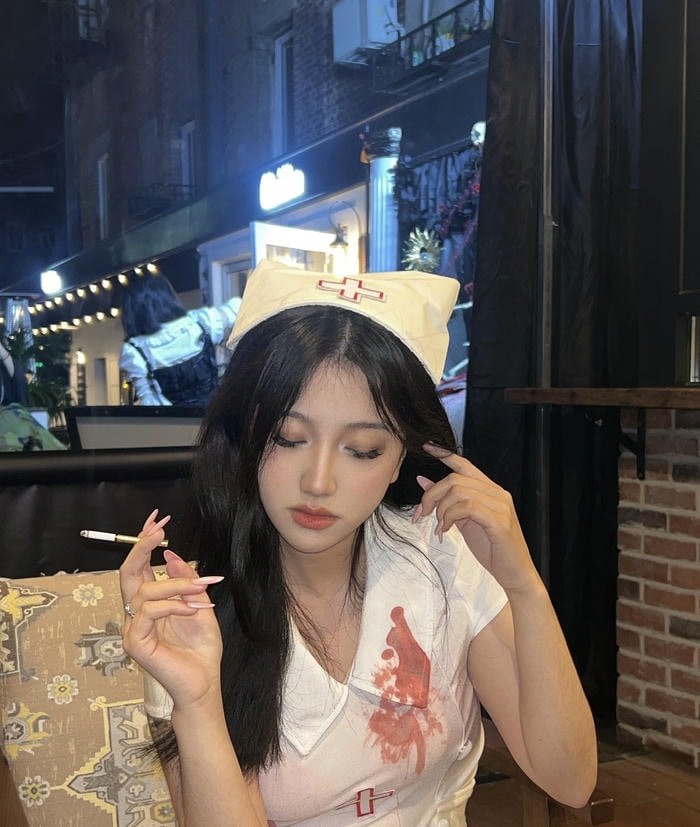 hình ảnh coslay y tá cổ tròn