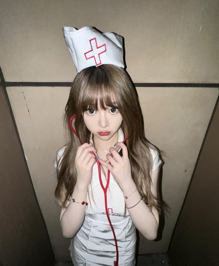 hình ảnh coslay y tá dụng cụ cầm tay