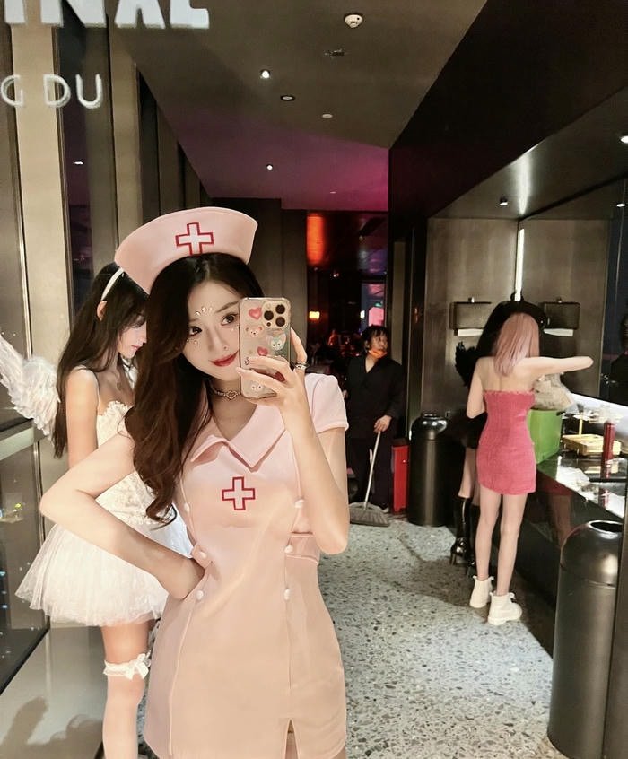 hình ảnh coslay y tá váy liền