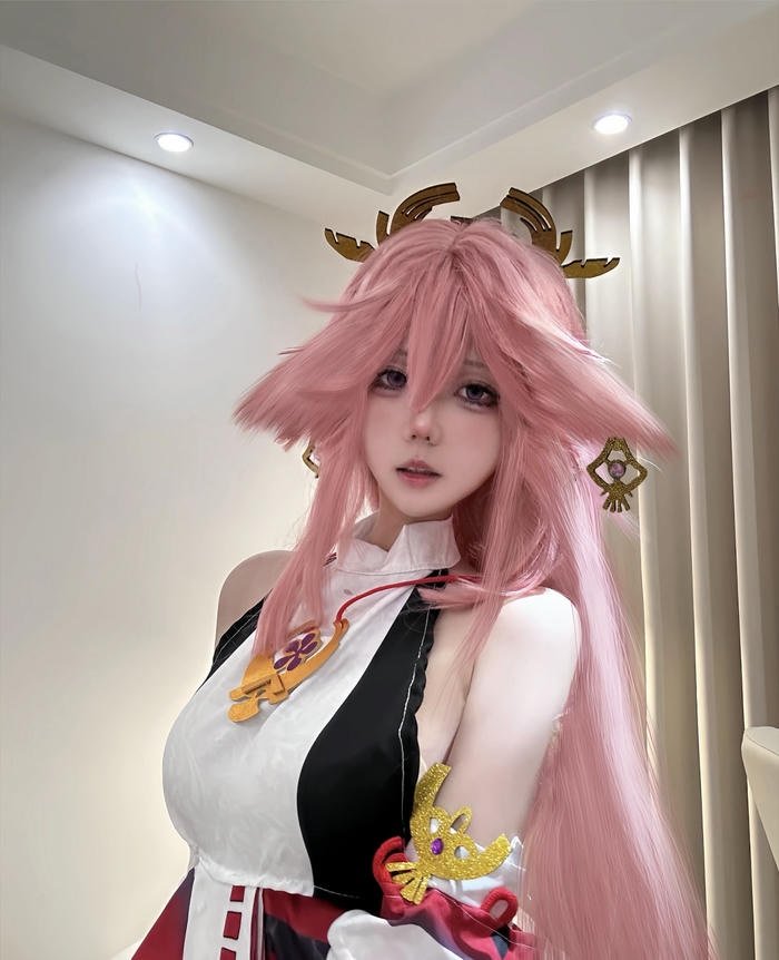hình ảnh coslay yae miko áo trong trắng