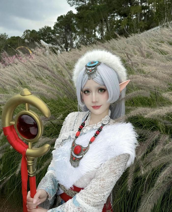 hình ảnh cosplay Frieren tay cầm trượng